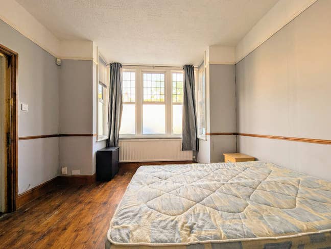 Stunning Room in Excellent Whyteleafe Location Main Photo