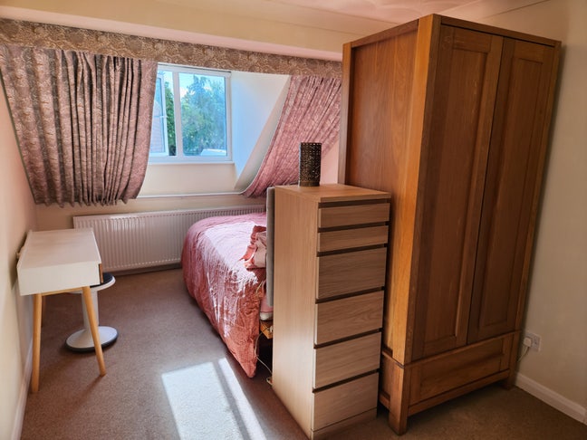 Beautiful Room in Relaxed Professional Household - Main Photo