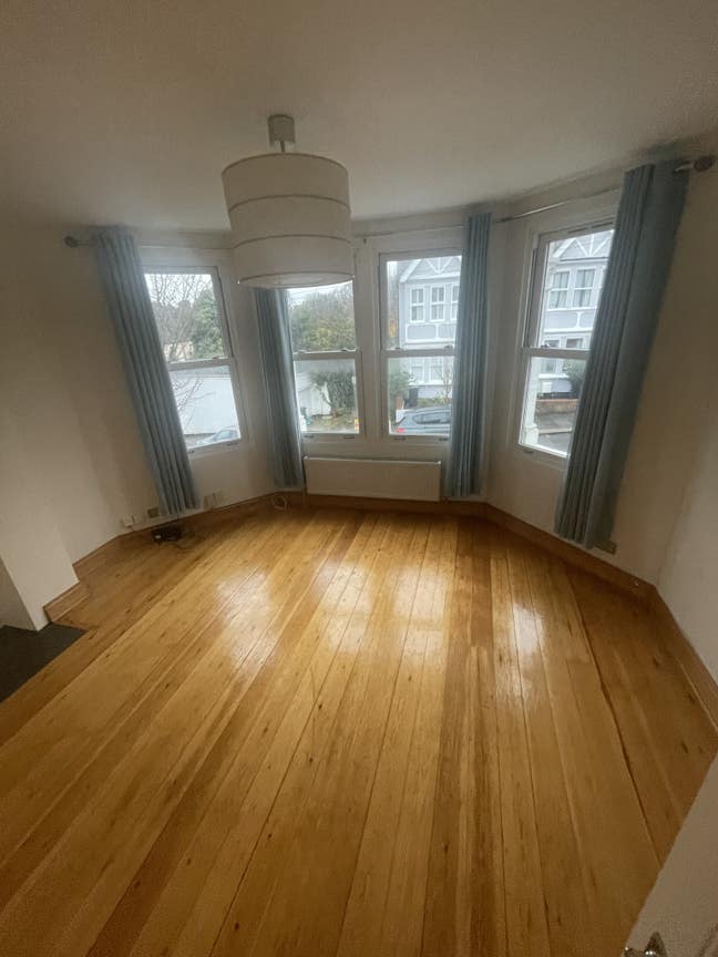 Double bedroom in spacious first floor flat Main Photo