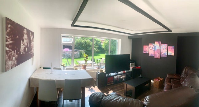 Double room in a spacious house with large garden. Main Photo