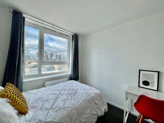 ZONE 1 | 3 Rooms with Views | Near London Bridge Main Photo