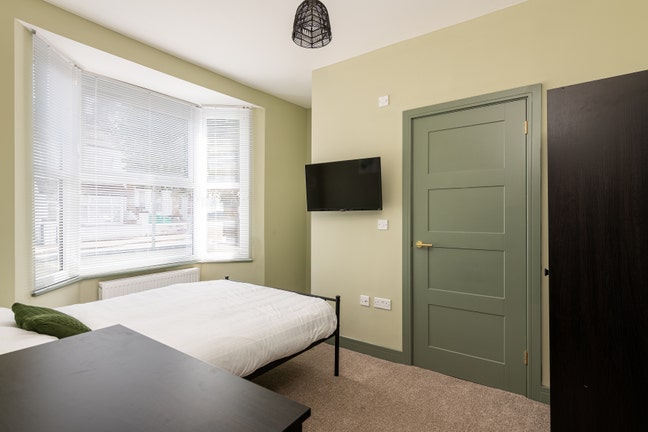 LARGE Dbl x2  and 1 Single Room, £0 Deposit Main Photo