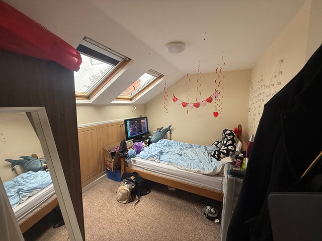 Huge Penthouse I Bed Apartment (Bills Included) Main Photo