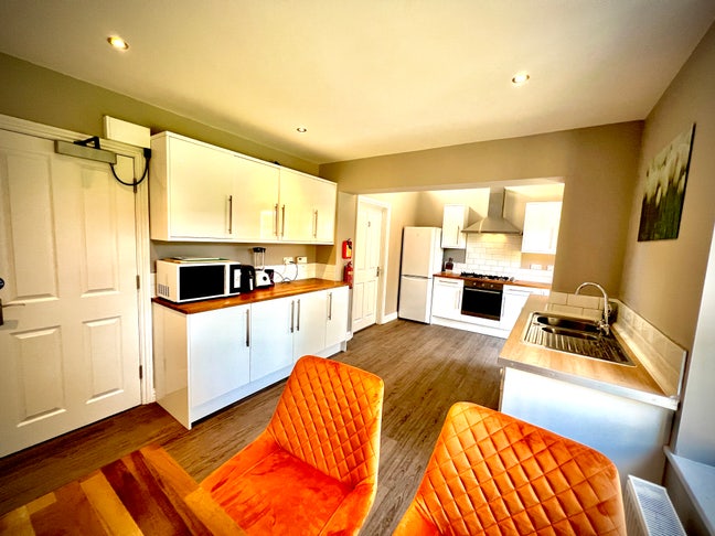 Newly Refurbished Clean Tidy 6 Bedroom House Main Photo