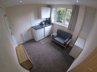 Large Ensuites w/Kitchenette for GSK/MBDA/Grad etc Main Photo