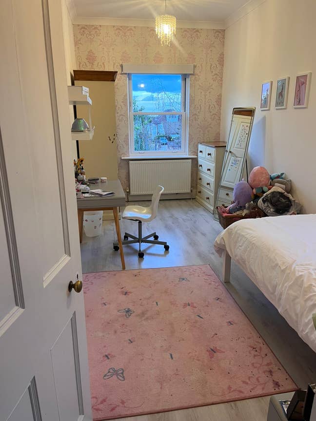 Double room in a furnished house Main Photo