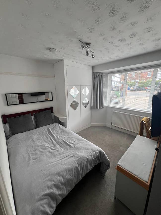 Newly redecorated, furnished double Main Photo