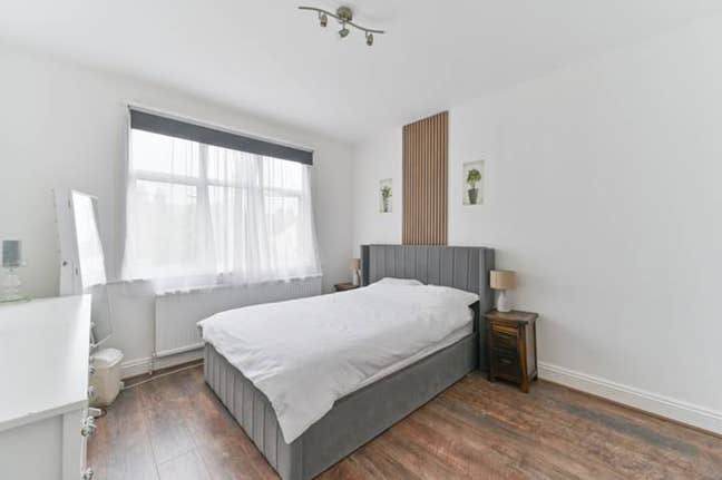 Bright Double Room | All Bills Included | 5 Mins  Main Photo