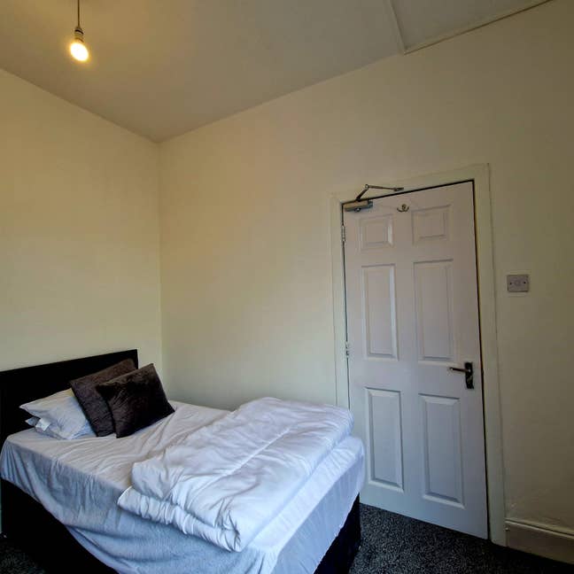 All bills included in new furnished single room  Main Photo