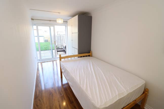 3 Beatiful Rooms Walking Distance from Suffragette Main Photo