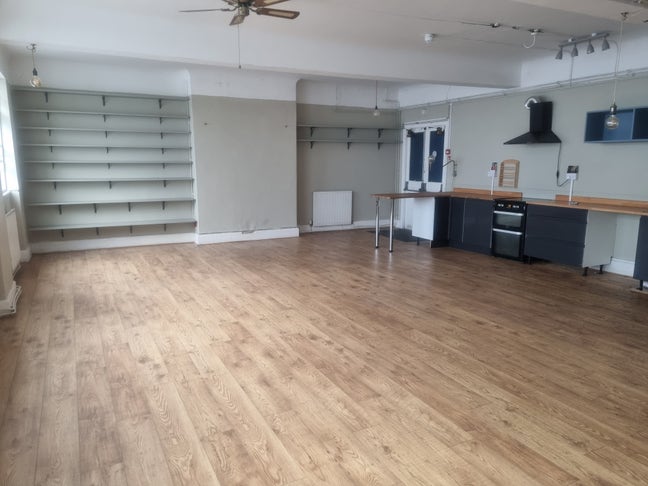 Large Basement Studio Apartment in Trendy Hackney Main Photo