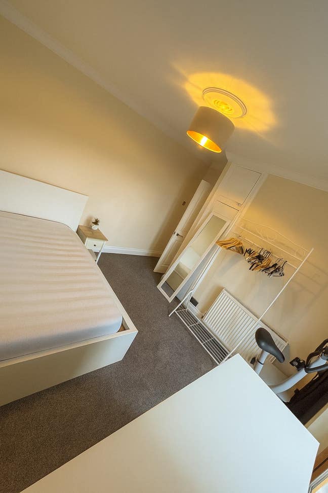Cosy double room with garden view – Bills inc. Main Photo