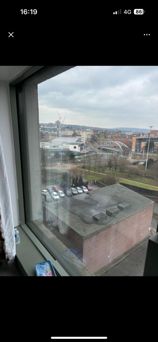 Double size bedroom with a view of the city Main Photo