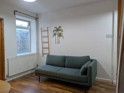 Spacious room with ensuite available to rent Main Photo