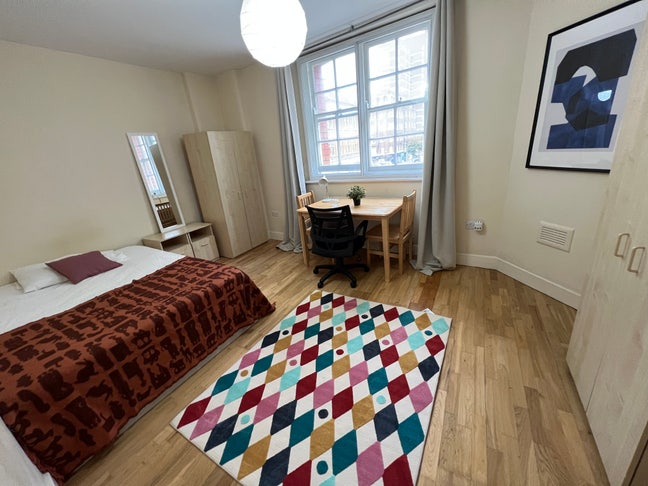 Beautiful building-3 rooms-FROM 11.09-King's Cr Main Photo