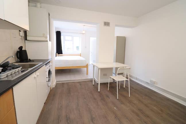 Massive Studio by Piccadilly Line! Hurry Up! Main Photo
