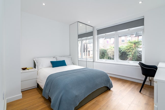 Double Ensuite (Zone 2) in  Hi-Spec House w/garden Main Photo