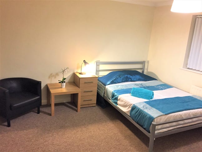 Beautiful room for professional nr Elizabeth Line Main Photo