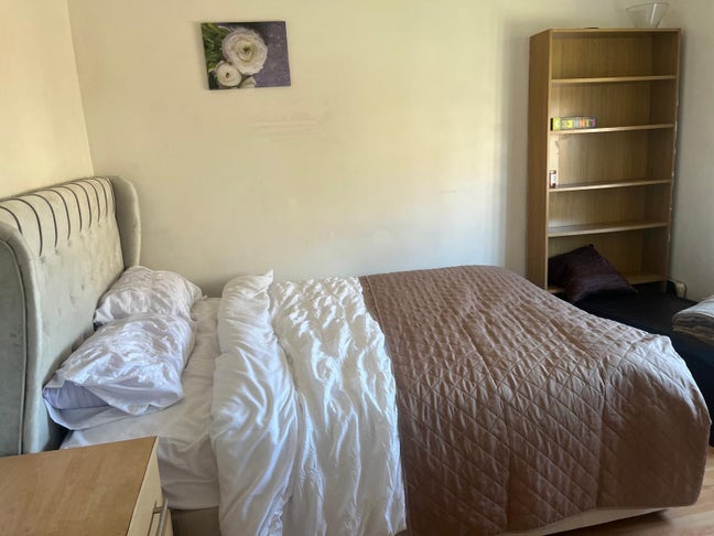 Cosy Room Available in Peaceful Area Main Photo