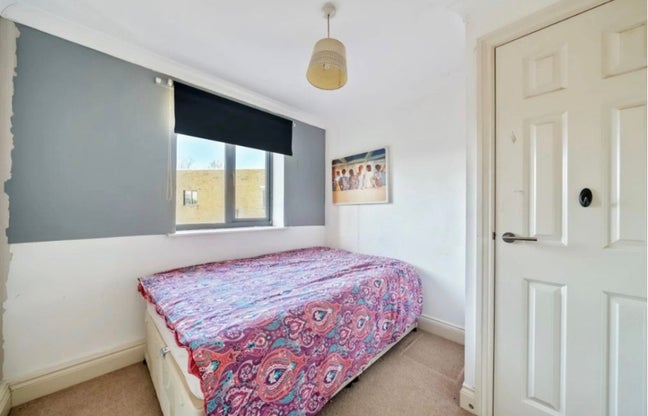 Comfy Room Near Shops Main Photo