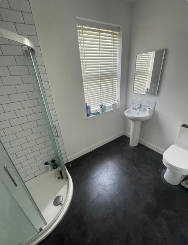 Open room in a 7 bed house close to YSJ Main Photo