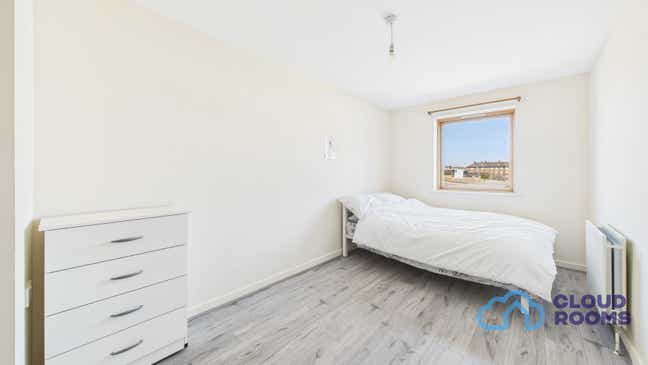 Large Double Room in a 3 Bed Flat in   --E14 -- Main Photo