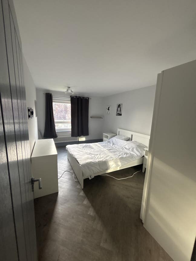Large double room in southwick Main Photo