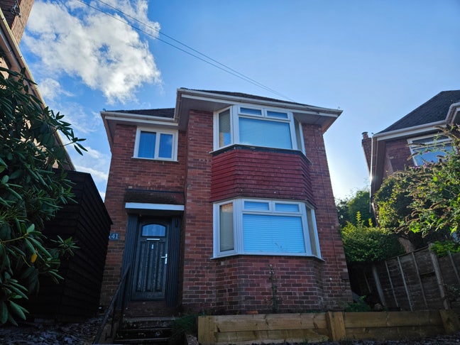 Double Room in a Detached House Main Photo