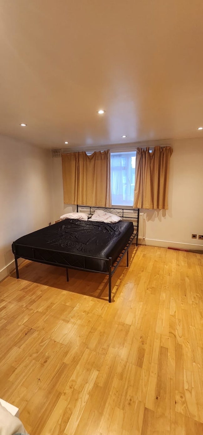 One double bed room available Main Photo