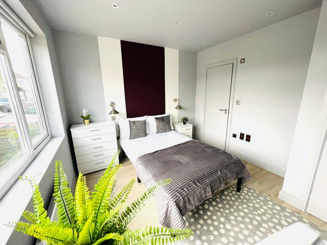 Bright Furnished Double Ensuite Room in Mitcham  Main Photo