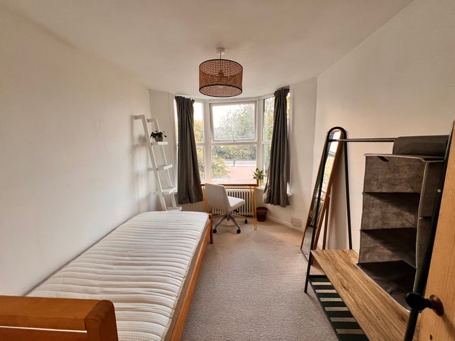 Bright Single room in great location Main Photo