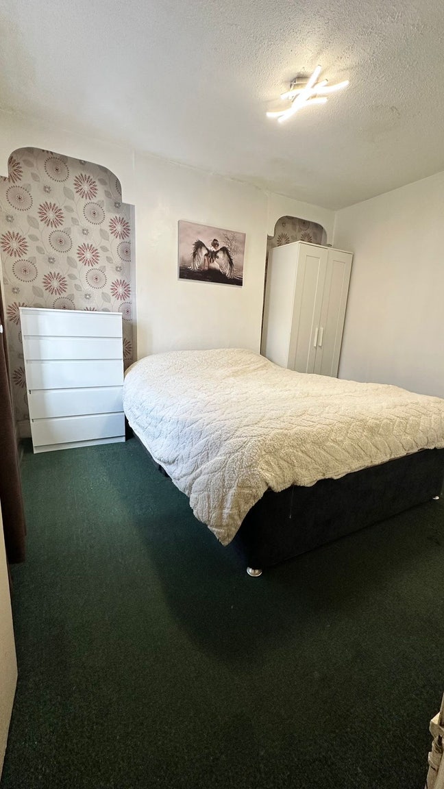 Double Room for Rent – Great Location Main Photo