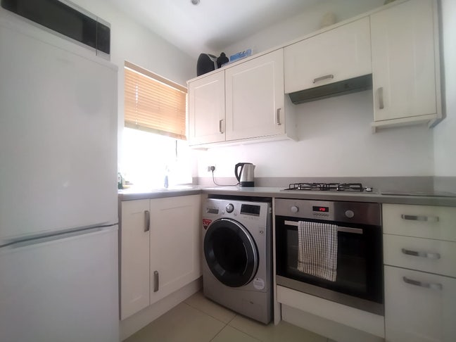 Spacious Double Room in South Harrow – Female Only Main Photo