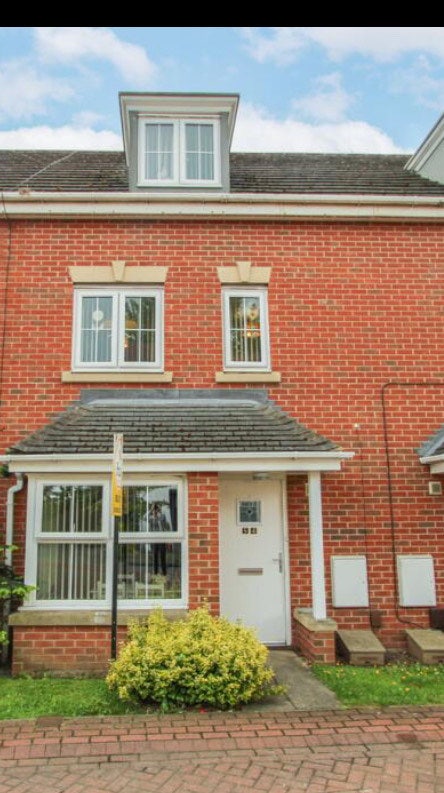 Morden 4 bedroom 2 Bathrooms perfect for family Main Photo