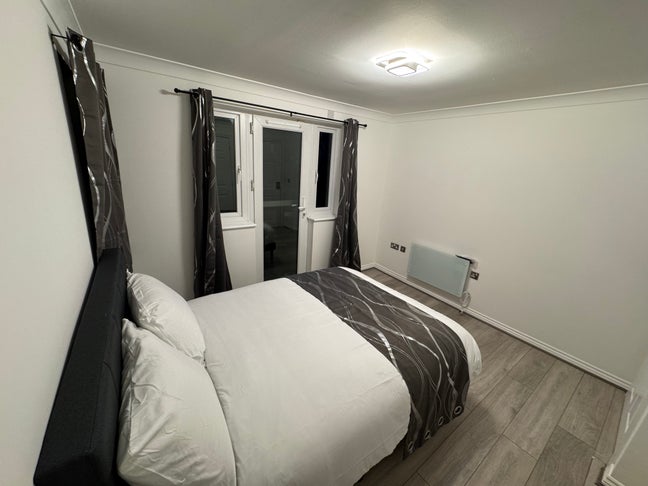 Spacious Newly Refurbished Double Room with En-Sui Main Photo