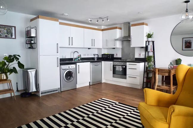 Bright and Spacious One-Bedroom Flat (13/09-01/10) Main Photo