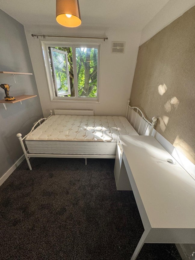 Double room available in park village for 386 Main Photo