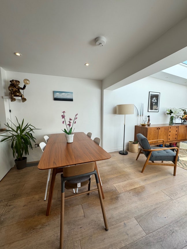Bright light room in 3 bedroom home Main Photo