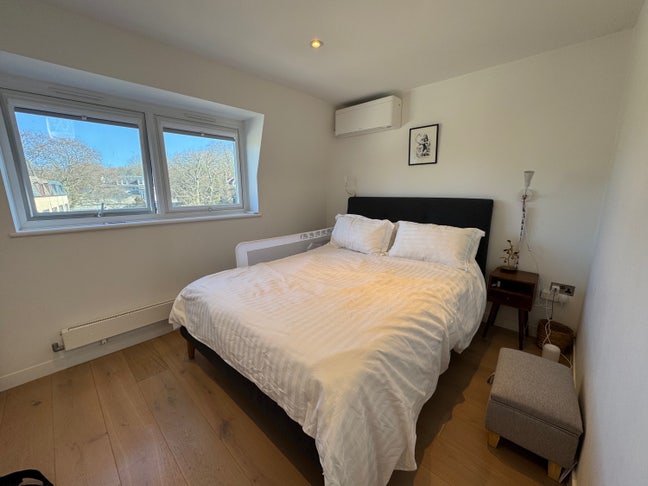 Bright light room in Barnes Main Photo