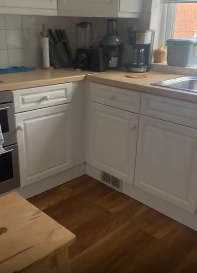 Room available with private half toilet included. Main Photo