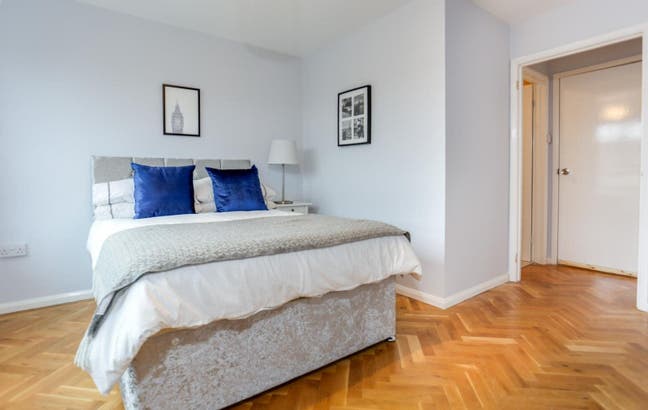 Modern En-suite room at amazing price.  Main Photo