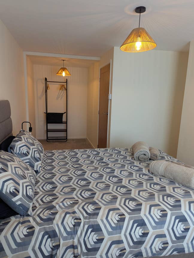 Rooms available in modern house Main Photo