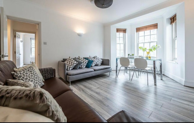 Spacious Apartment, Great Location in Oval Main Photo