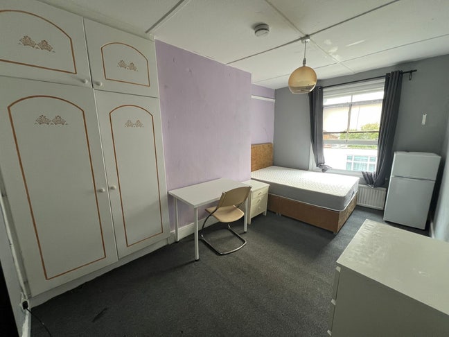 Double Room in Finchley Road NW2 Main Photo