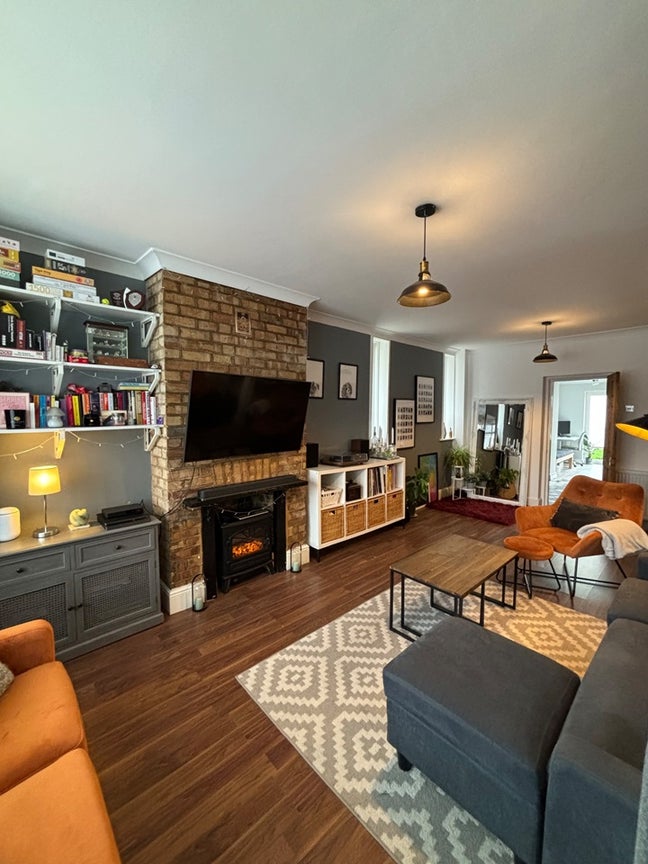 Room to Rent - Ideal for a Young Professional! Main Photo