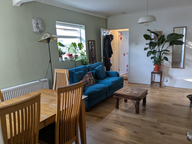 Double bedroom in peaceful shared home Main Photo