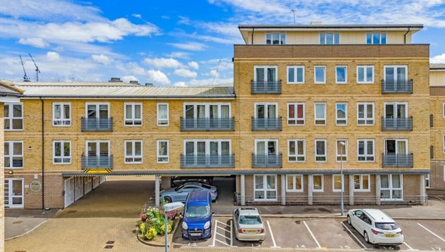 2 Double Rooms | 2 Bathrooms | Gated Access | Car  Main Photo
