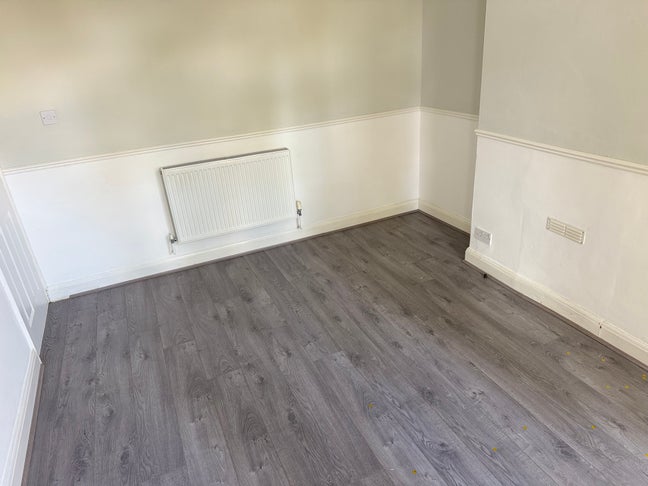 ROOM TO RENT at office hours only mainly  Main Photo