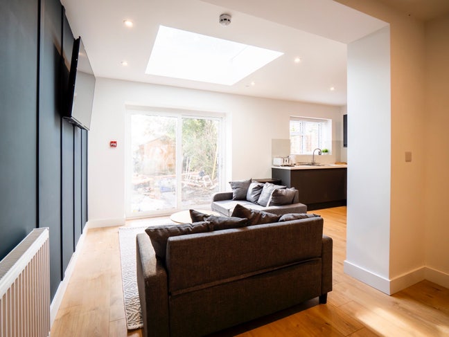 Stylish modern double ensuite room! 💙 Main Photo