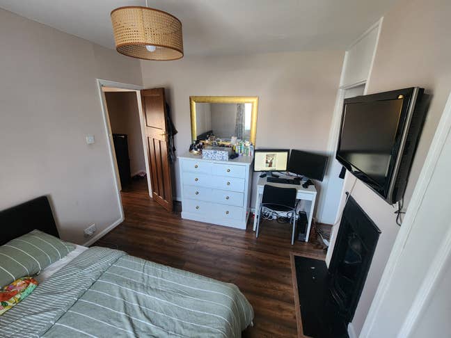 Large  Double  TV Room  Inc All  Bills  1  Female Main Photo